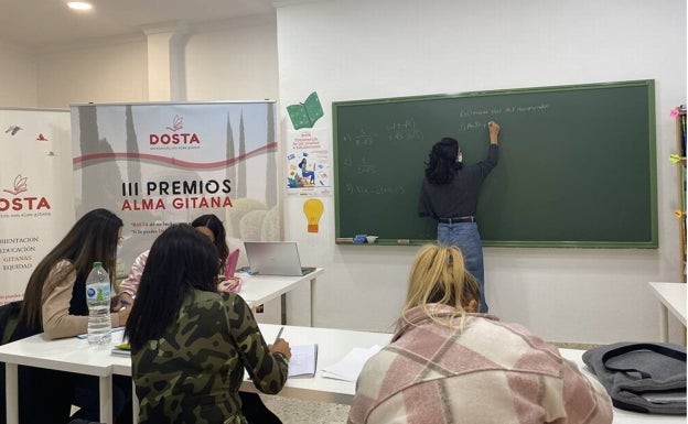 Las mujeres que estudian en Dosta tienen la libertad de poder llevar a sus hijos si no tienen con quién dejarlos. 