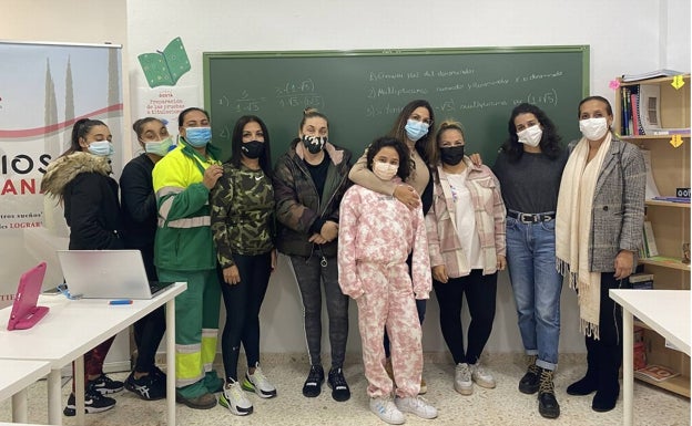 Algunas de las estudiantes de Dosta, profesorado y, a la derecha, su directora, Vanessa Jiménez. 