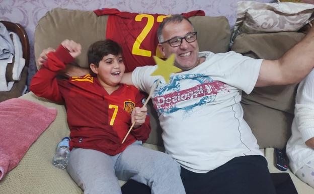 Imagen principal - Miguel Ángel, el niño malagueño al que Morata le dedicó el gol que vale una clasificación al Mundial