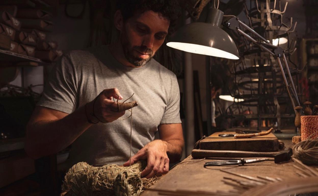 Javier S. Medina cosiendo uno de sus trofeos ecológicos. 