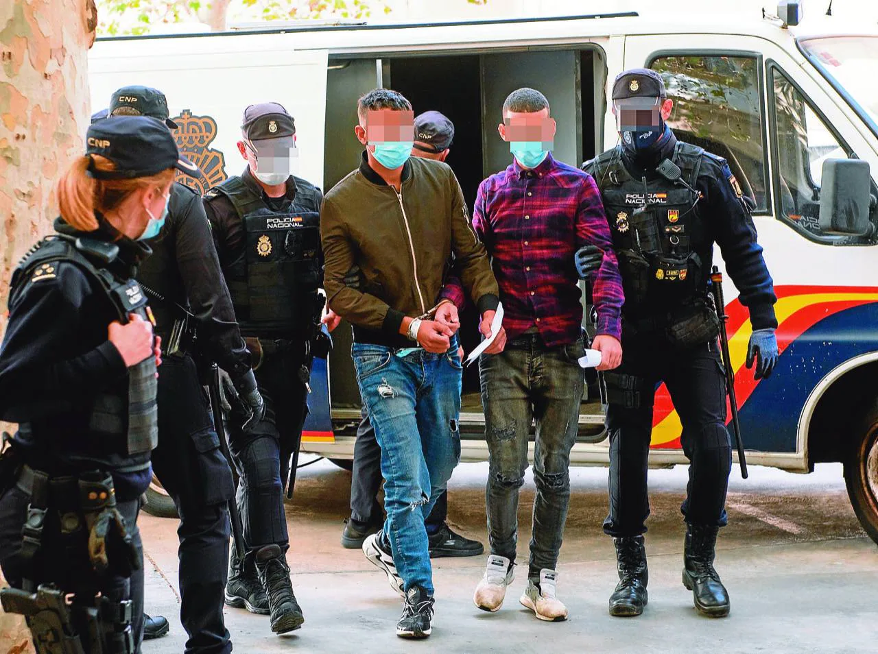 Dos de los detenidos tras el aterrizaje forzoso en el aeropuerto balear, al pasar a disposición judicial.