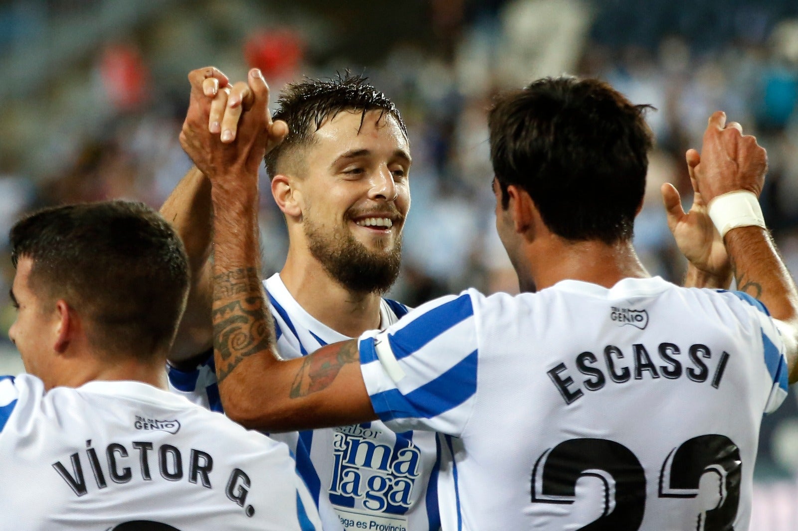 Genaro celebra un gol con Escassi, su compañero en el centro del campo del Málaga.