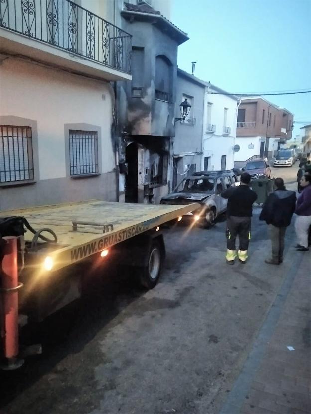 Arde la casa del alcalde de Navas de San Juan en una acción que pudo acabar con su vida