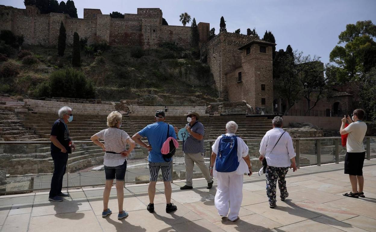 Turistas inmortalizan, en su recorrido por el Centro, La Alcazaba, uno de los lugares más visitados. 