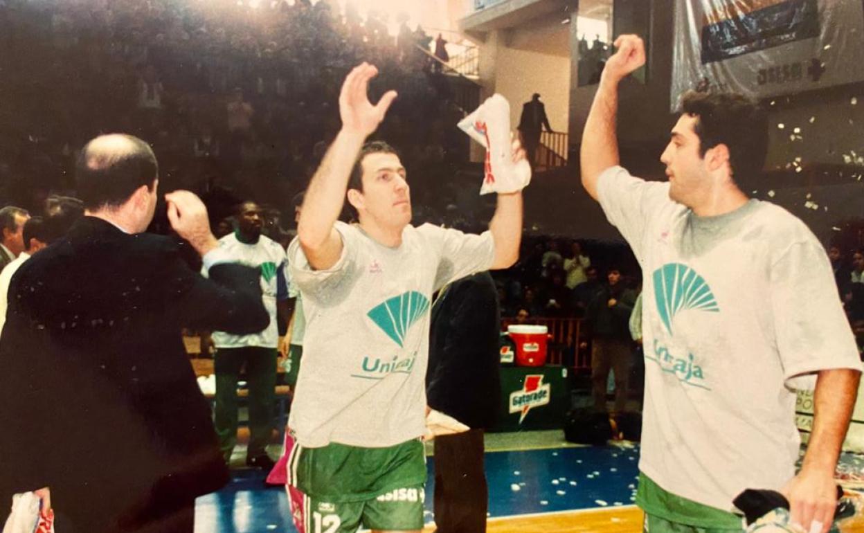 Nacho Rodríguez saluda a Curro Ávalos antes de un partido en Ciudad Jardín. 