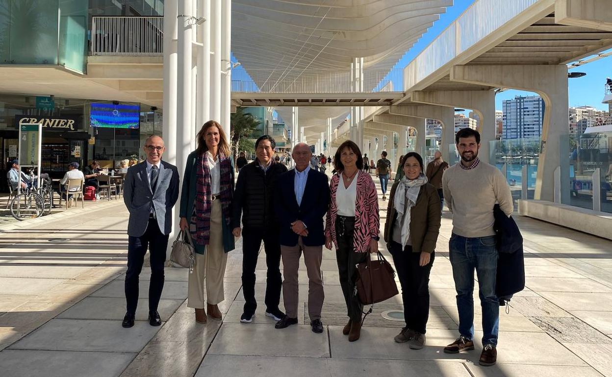 Responsables del Puerto junto a directivos de la naviera. 