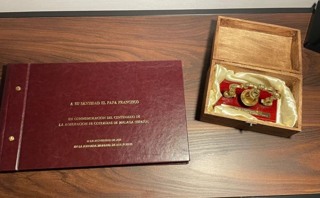 Álbum de fotografías y arco de campana regalados al Papa.