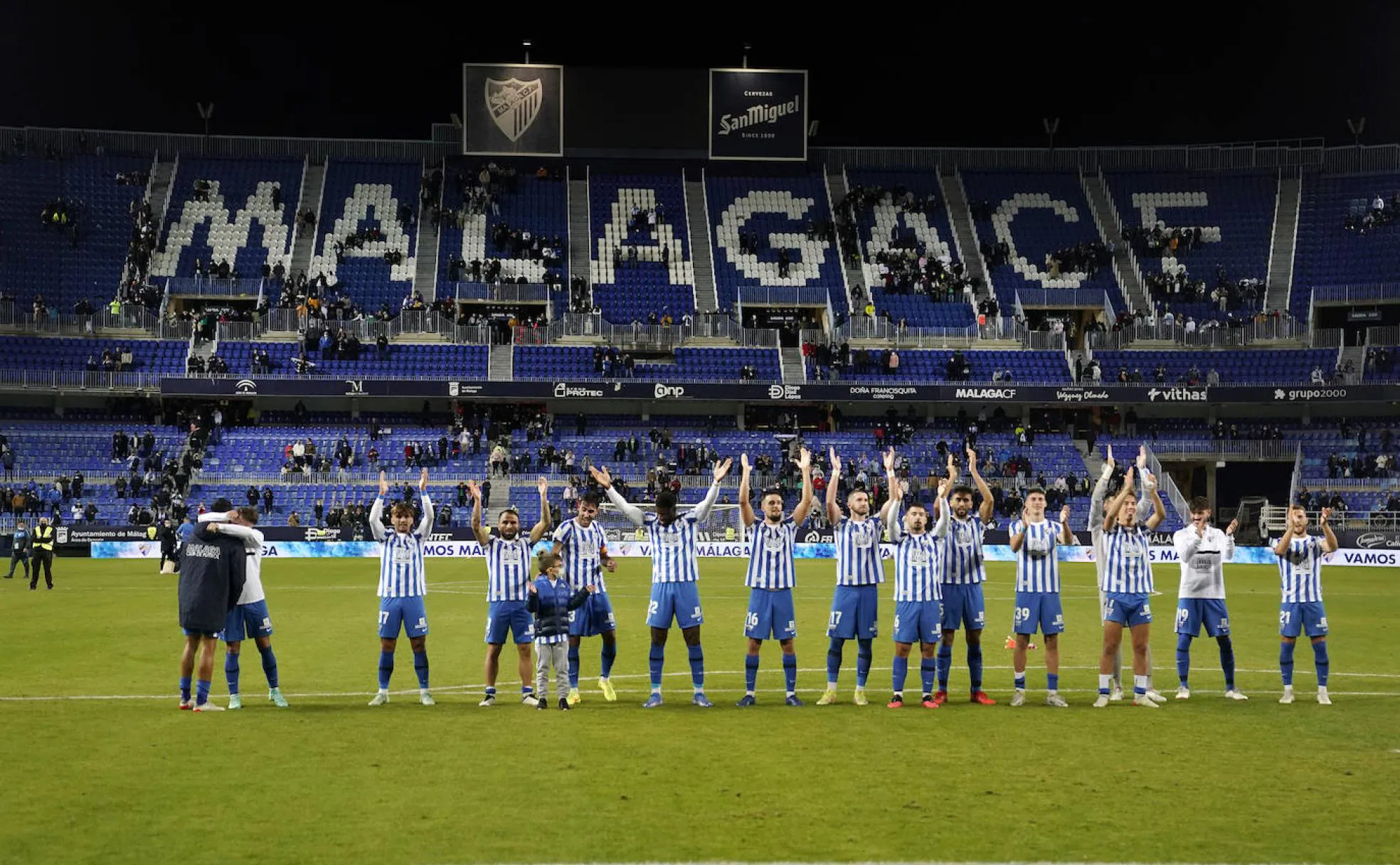 Jugadores del Málaga festejan la victoria contra el Tenerife en La Rosaleda junto a la afición.