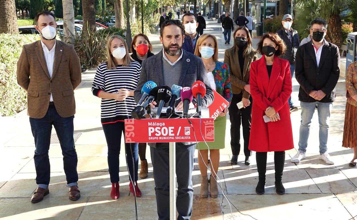 Dani Pérez, junto a los ediles de su grupo, a las puertas del Ayuntamiento de Málaga.