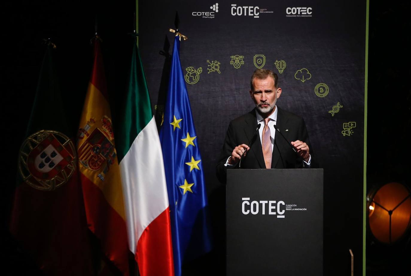 El acto estuvo presidido por Felipe VI, junto a los jefes de Estado de Italia, el presidente de la República, Sergio Mattarella; y Portugal, su homólogo Marcelo Rebelo de Sousa.