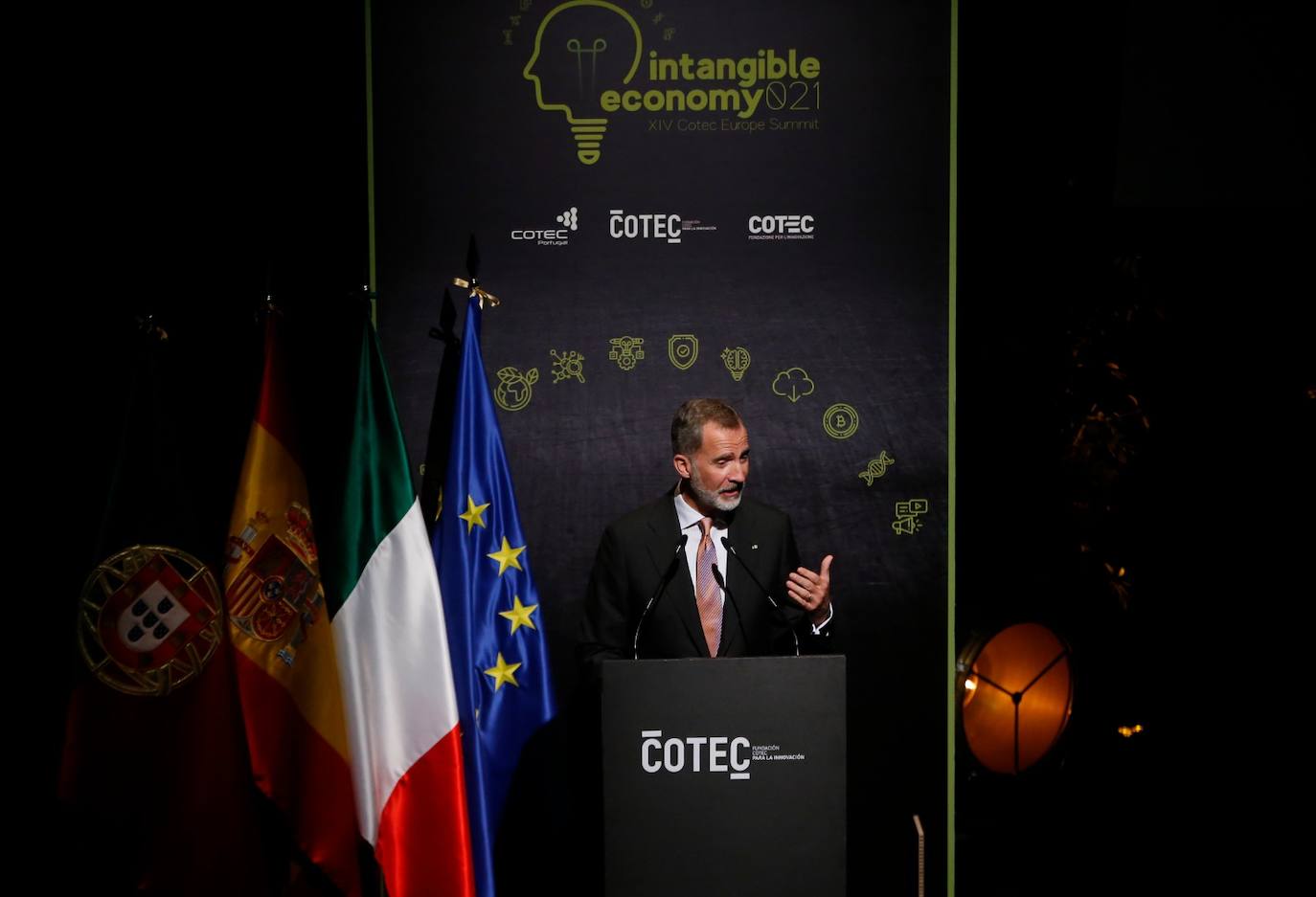 El acto estuvo presidido por Felipe VI, junto a los jefes de Estado de Italia, el presidente de la República, Sergio Mattarella; y Portugal, su homólogo Marcelo Rebelo de Sousa.