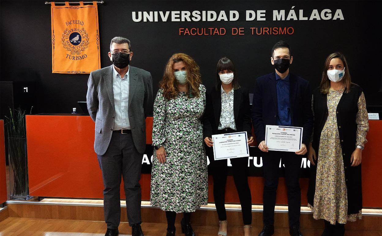 El decano de Turismo, Antonio Guevara, la directora de la cátedra, Mariemma Yagüe y la directora de la Fundación Mahou San Miguel, Virginia Luca de Tena, con los alumnos premiados. 