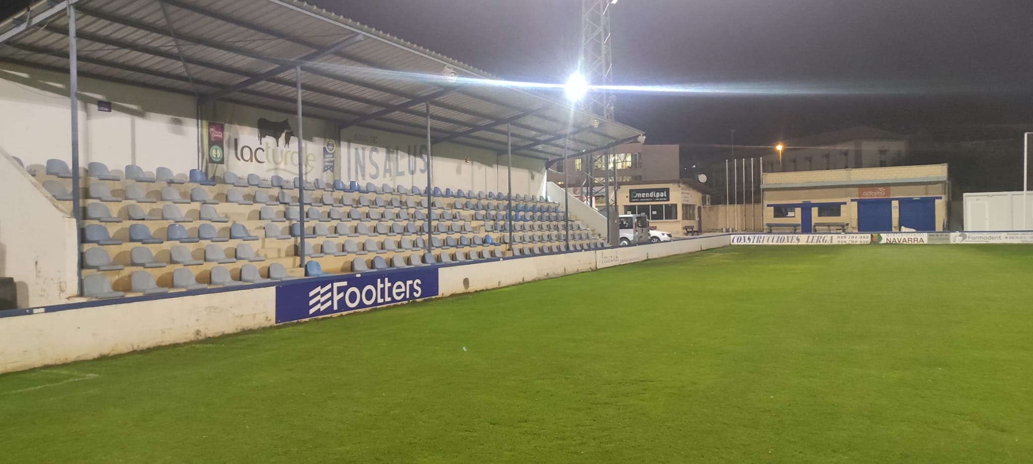 La casa de la Peña Sport, primer rival en una nueva edición de la Copa, es el campo Municipal San Fernando de Tafalla (un pueblo de apenas 10.000 habitantes). Una instalación con aforo para 4.000 personas y dotado de un césped natural de alta calidad con grandes dimensiones (105x67). Cumple con todos los requisitos exigidos por la Federación para albergar un partido de Copa, ya que fue acondicionado en la temporada 19-20 para recibir al Fuenlabrada en esta misma competición. Este estadio se encuentra a 25 minutos de Pamplona, por lo que el Málaga podrá concentrarse en la capital navarra para el encuentro.