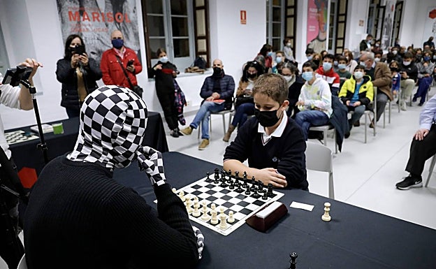 Rey Enigma en La Térmica, durante una partida ante Juan Alberto, una de las pequeñas promesas. 