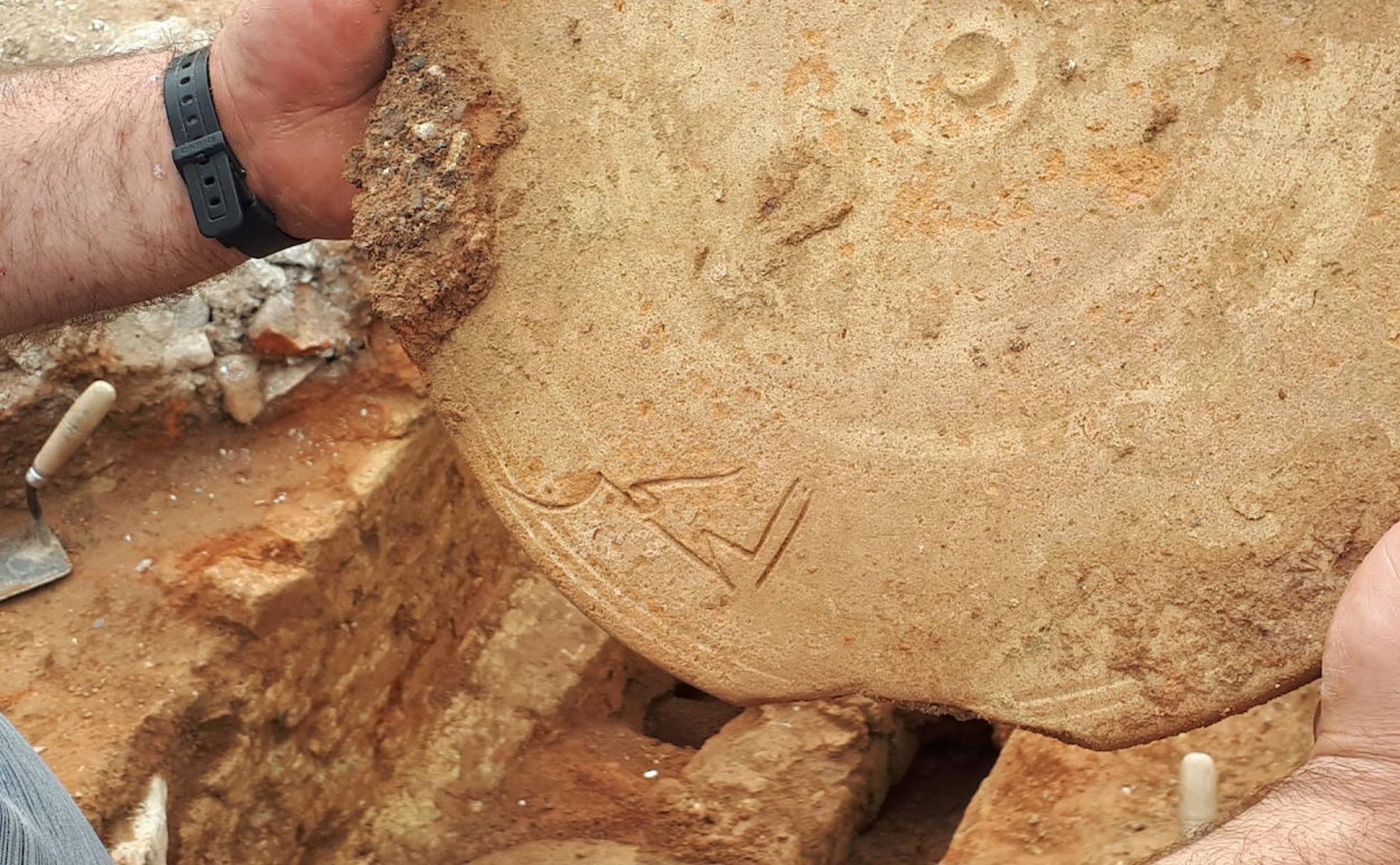 Detalle de la inscripción encontrada en una pieza cerámica circular. Corresponde al nombre propio islámico Al-Jattar, documentado en Al-Andalus. 