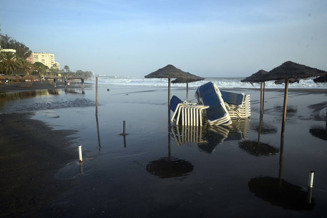 Daños causados por el temporal en las playas de Marbella y Río Verde.