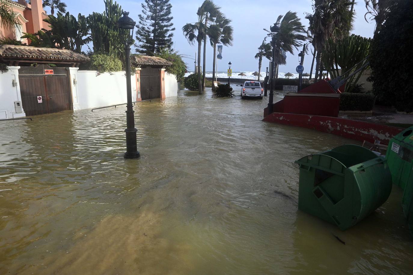 Daños causados por el temporal en las playas de Marbella y Río Verde.