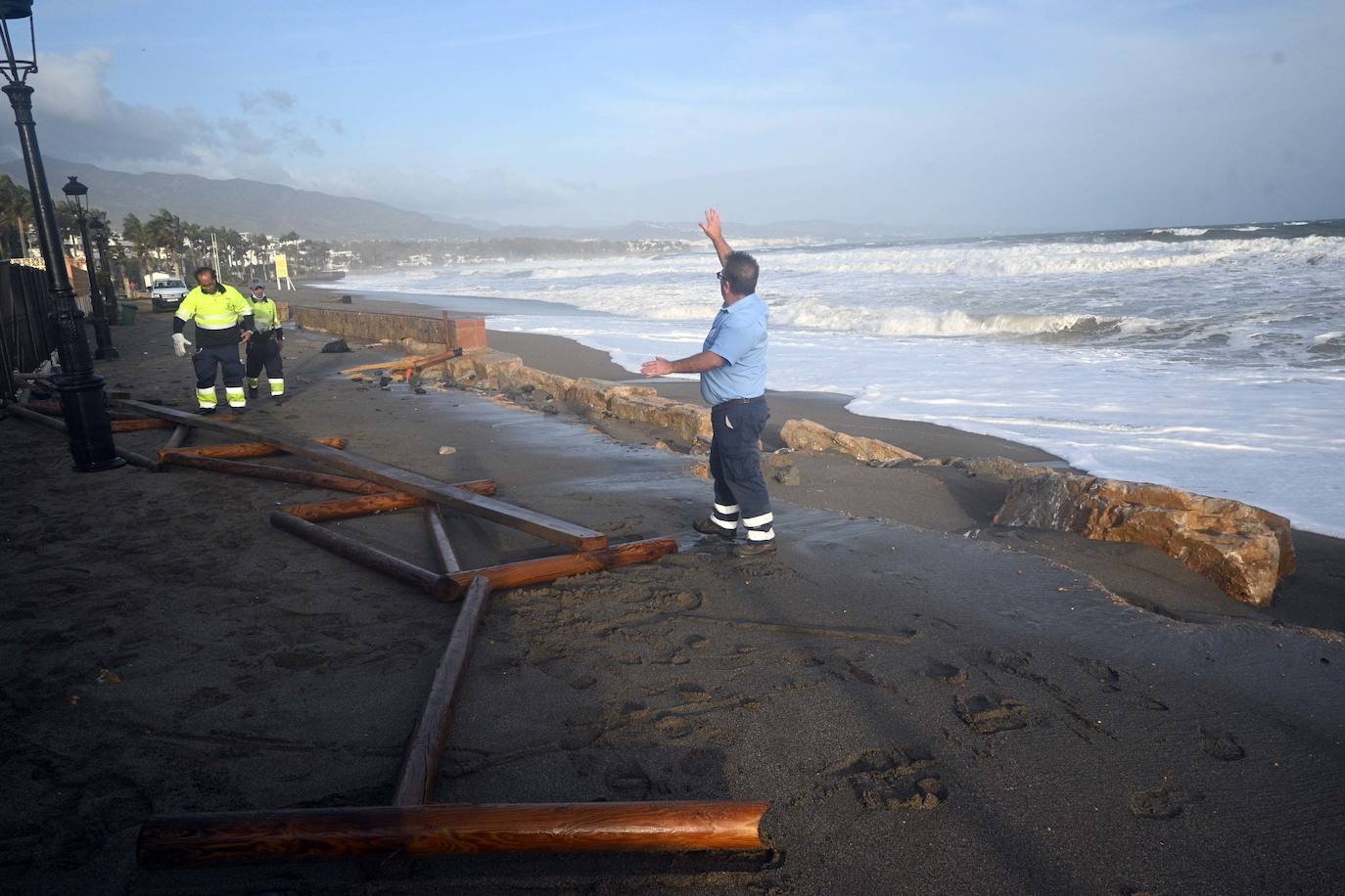 Daños causados por el temporal en las playas de Marbella y Río Verde.