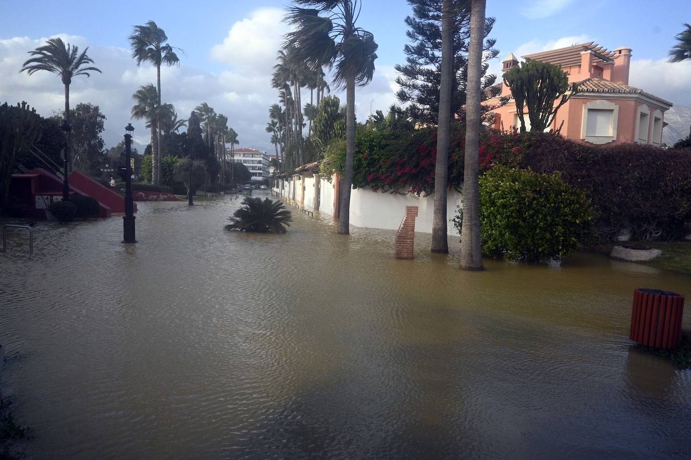 Daños causados por el temporal en las playas de Marbella y Río Verde.