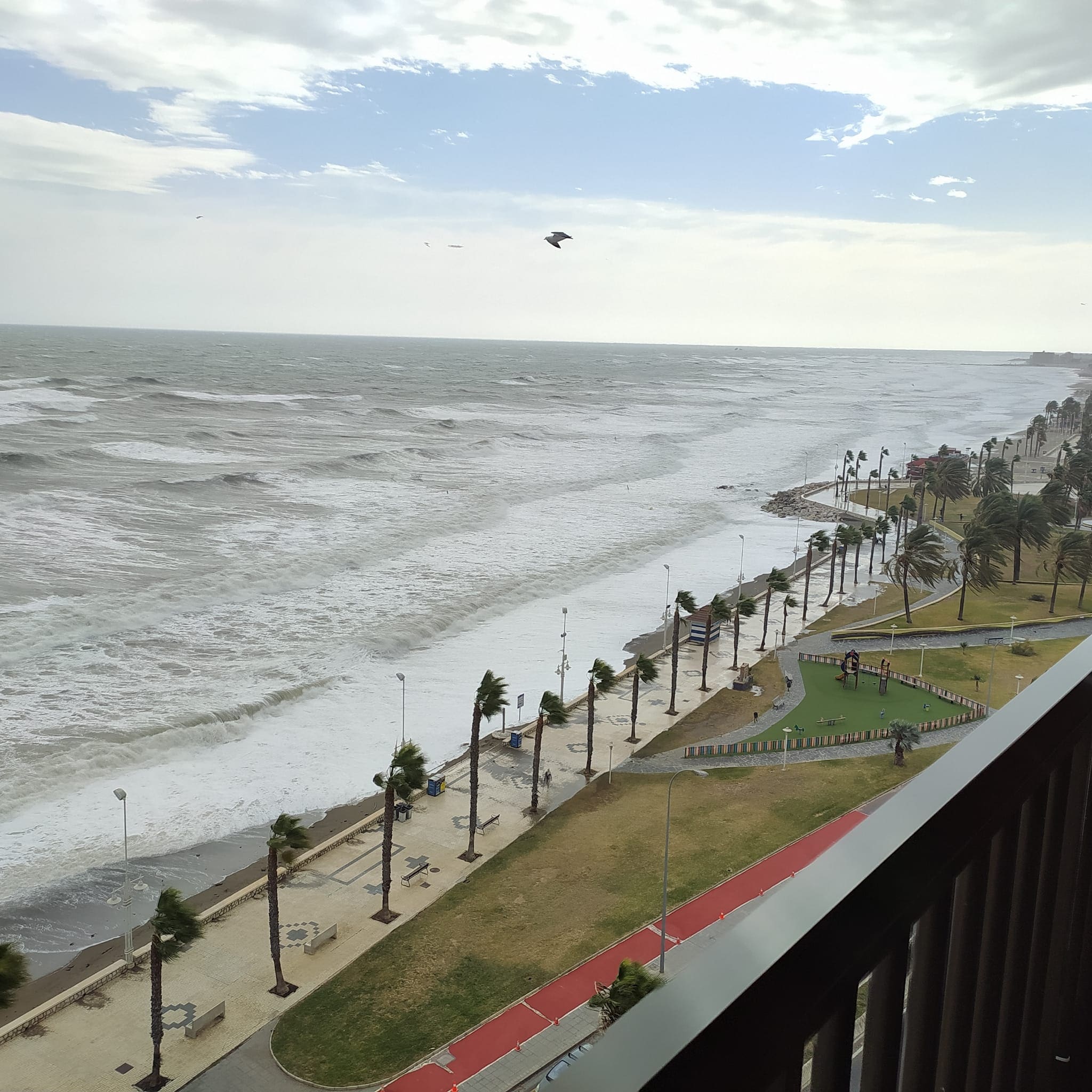 El temporal de viento y olas deja dos heridos en la provincia y derriba un chiringuito en Fuengirola. El servicio 112 registra la mayoría de los sucesos en Málaga capital y la Costa del Sol, por la caída de árboles, señales y alumbrado navideño.