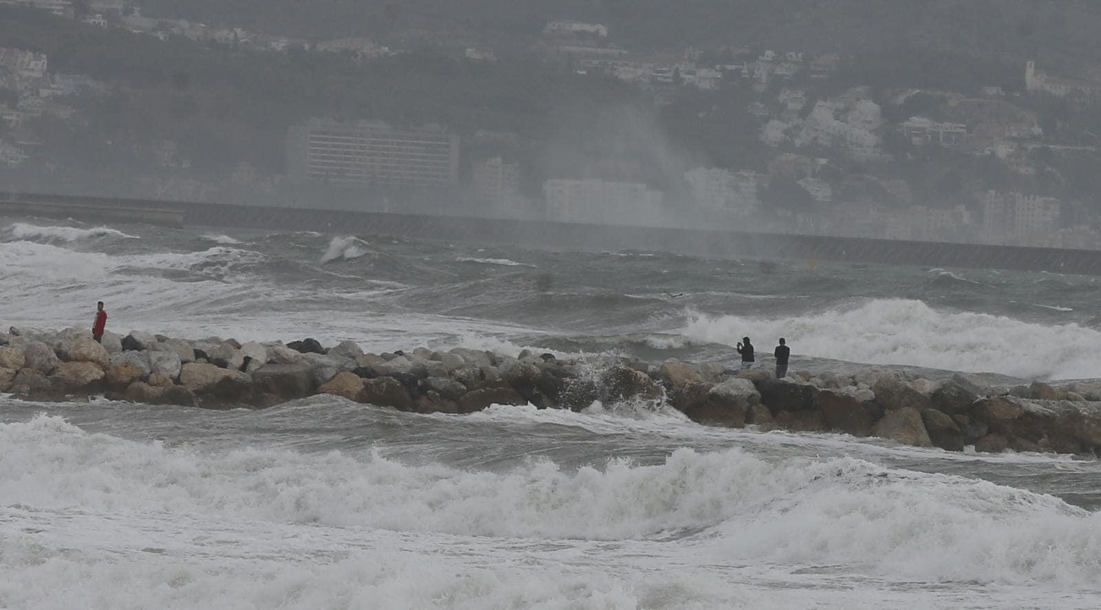 El temporal de viento y olas deja dos heridos en la provincia y derriba un chiringuito en Fuengirola. El servicio 112 registra la mayoría de los sucesos en Málaga capital y la Costa del Sol, por la caída de árboles, señales y alumbrado navideño.