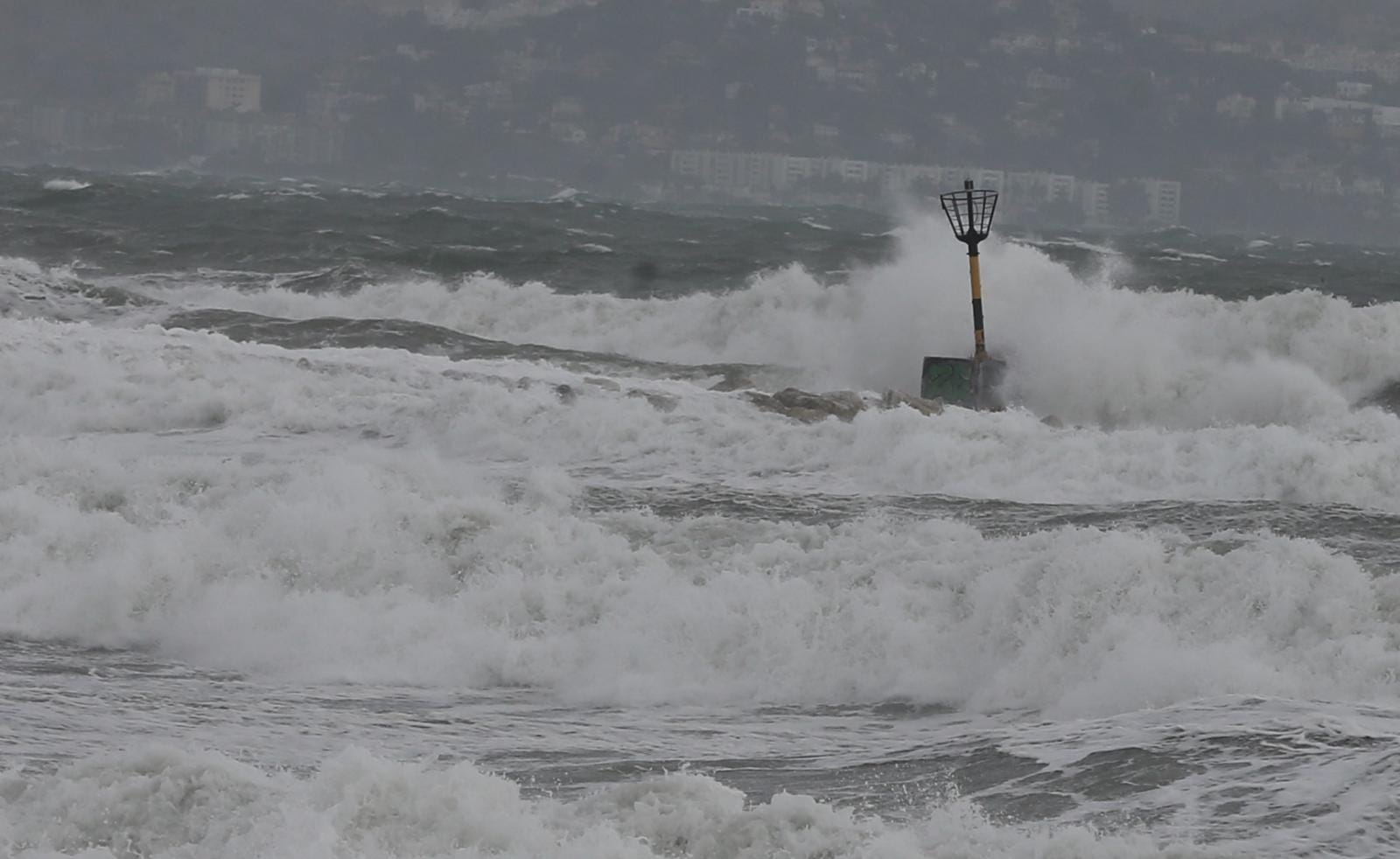 El temporal de viento y olas deja dos heridos en la provincia y derriba un chiringuito en Fuengirola. El servicio 112 registra la mayoría de los sucesos en Málaga capital y la Costa del Sol, por la caída de árboles, señales y alumbrado navideño.