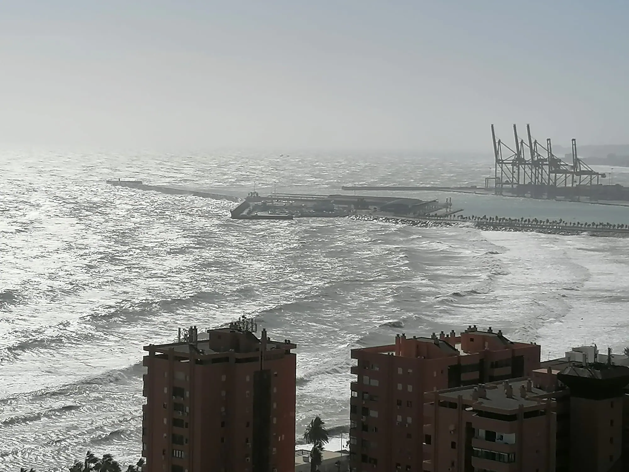 El temporal de viento y olas deja dos heridos en la provincia y derriba un chiringuito en Fuengirola. El servicio 112 registra la mayoría de los sucesos en Málaga capital y la Costa del Sol, por la caída de árboles, señales y alumbrado navideño.