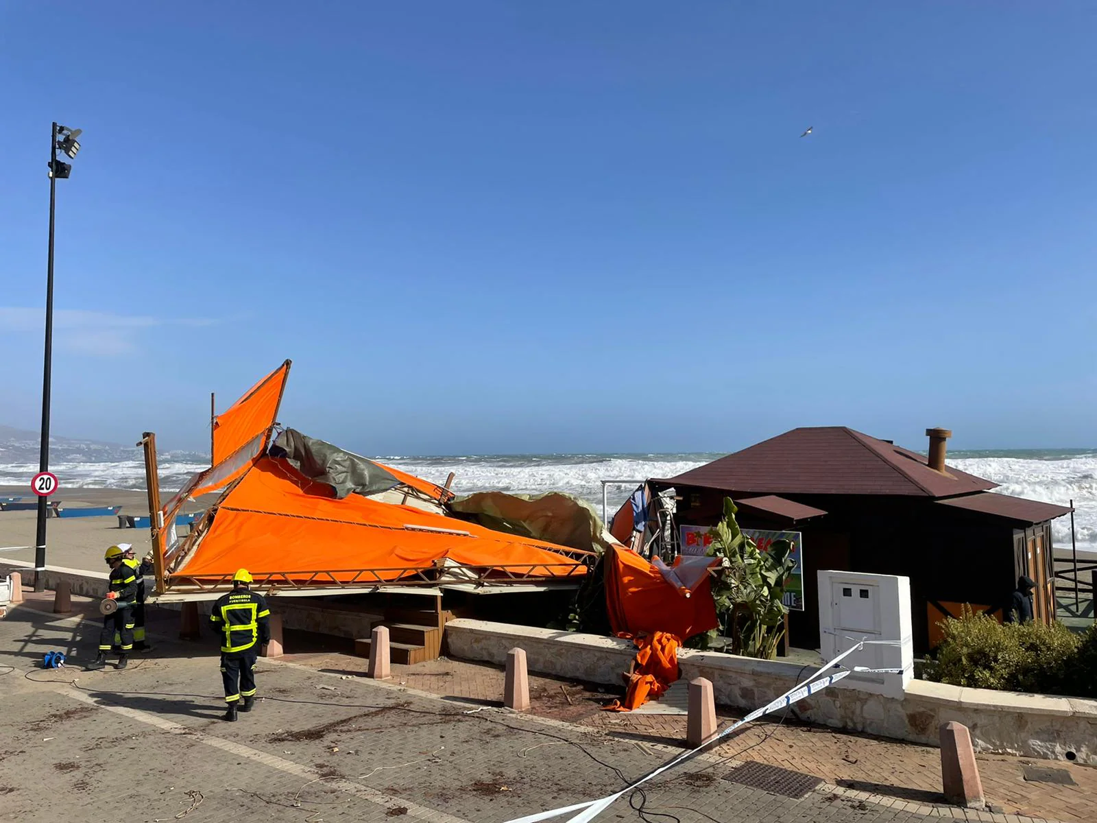 El temporal de viento y olas deja dos heridos en la provincia y derriba un chiringuito en Fuengirola (en la imagen). El servicio 112 registra la mayoría de los sucesos en Málaga capital y la Costa del Sol, por la caída de árboles, señales y alumbrado navideño. Imagen del chiringuito afectado Fuengirola.