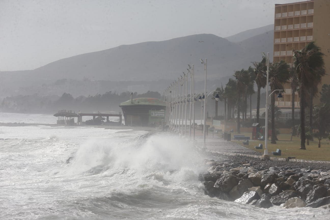 El temporal de viento y olas deja dos heridos en la provincia y derriba un chiringuito en Fuengirola. El servicio 112 registra la mayoría de los sucesos en Málaga capital y la Costa del Sol, por la caída de árboles, señales y alumbrado navideño.