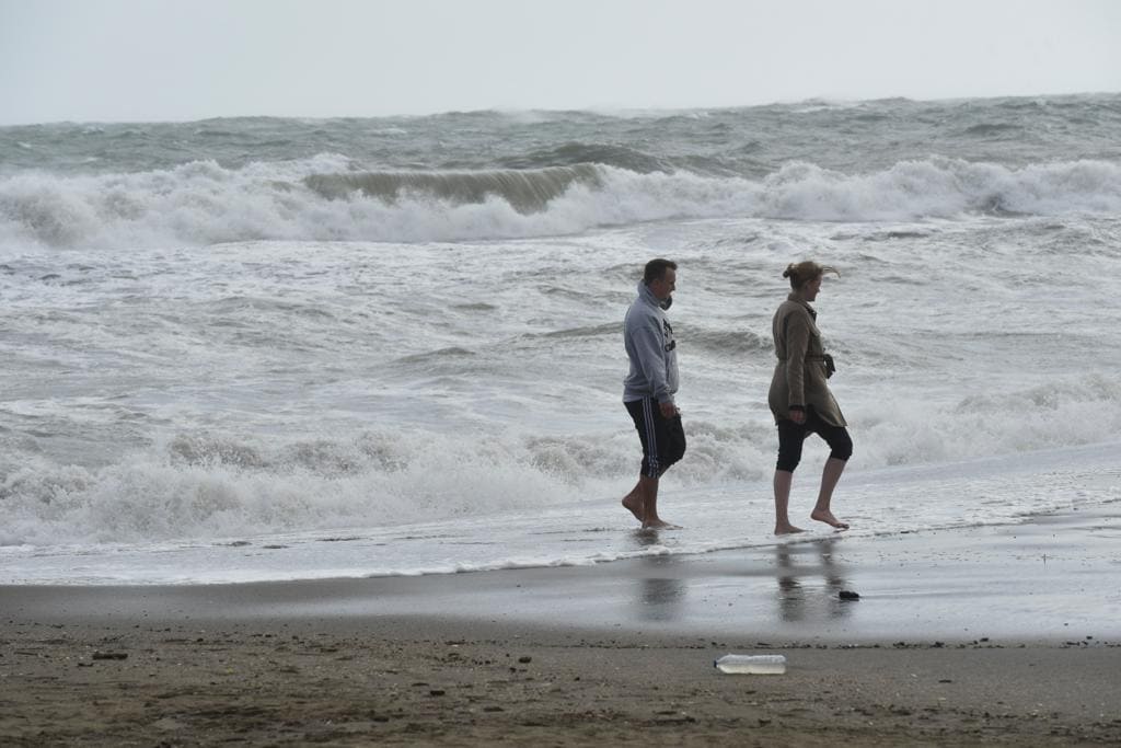 El temporal de viento y olas deja dos heridos en la provincia y derriba un chiringuito en Fuengirola. El servicio 112 registra la mayoría de los sucesos en Málaga capital y la Costa del Sol, por la caída de árboles, señales y alumbrado navideño.