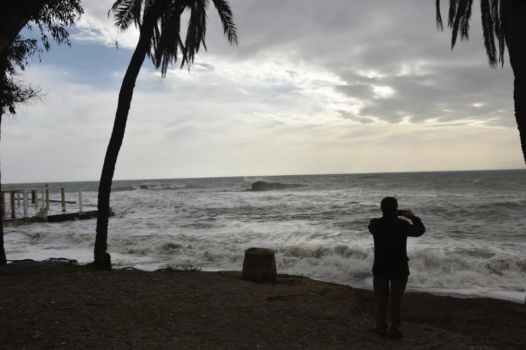 El temporal de viento y olas deja dos heridos en la provincia y derriba un chiringuito en Fuengirola. El servicio 112 registra la mayoría de los sucesos en Málaga capital y la Costa del Sol, por la caída de árboles, señales y alumbrado navideño.