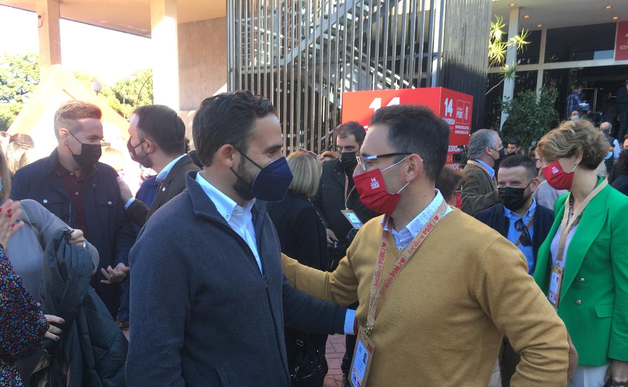 Pérez y Gómez se saludan en el último congreso del PSOE de Andalucía. 