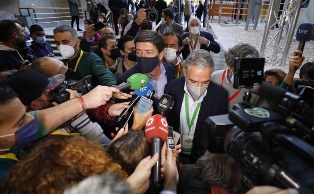 Marín y Bendodo, a su llegada al congreso en medio de la expectación mediática.