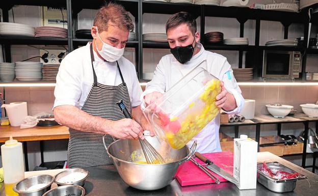 Imagen principal - En el Club Hípico El Pinar, en pleno monte a solo 7 kilómetros del centro, Miguel Palma y Elena Stoica han construido una propuesta a la vez desenfadada y gastronómica, con guiños a la gran cocina clásica, a la tradición y al producto de temporada y algunos detalles singulares en la vajilla, bodega y servicio.