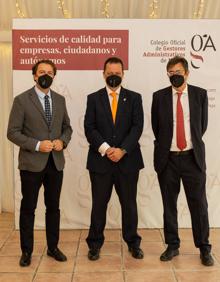 Imagen secundaria 2 - ARriba, Cobo, Alfonso, Fernández, Segura, Jiménez y González. Abajo, los presidentes de honor del Colegio Juan Blanca, Rafael Quijada y Jorge Alcántara. En la tercera foto: Juan de Dios Villena, Daniel Quijada y Carlos Gómez-Cambronero