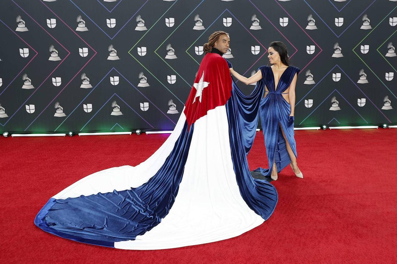 Beatriz Luengo y Yotuel en la alfombra roja.