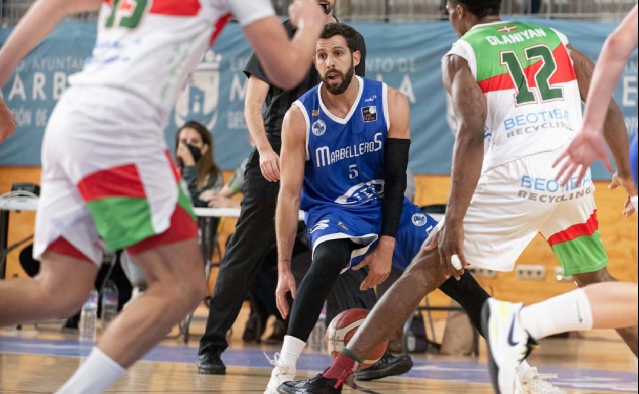 Adrián Fuentes encara a dos contrarios. 