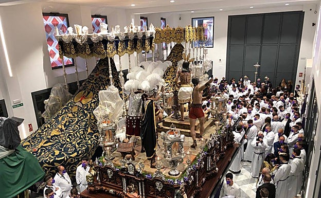 Jesús de Azotes y Columna estaba preparado para salir en su trono procesional. 