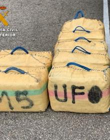 Imagen secundaria 2 - Arriba, bidones con combustible. Abajo, droga incautada.