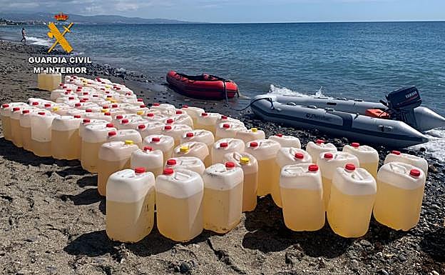 Imagen principal - Arriba, bidones con combustible. Abajo, droga incautada.