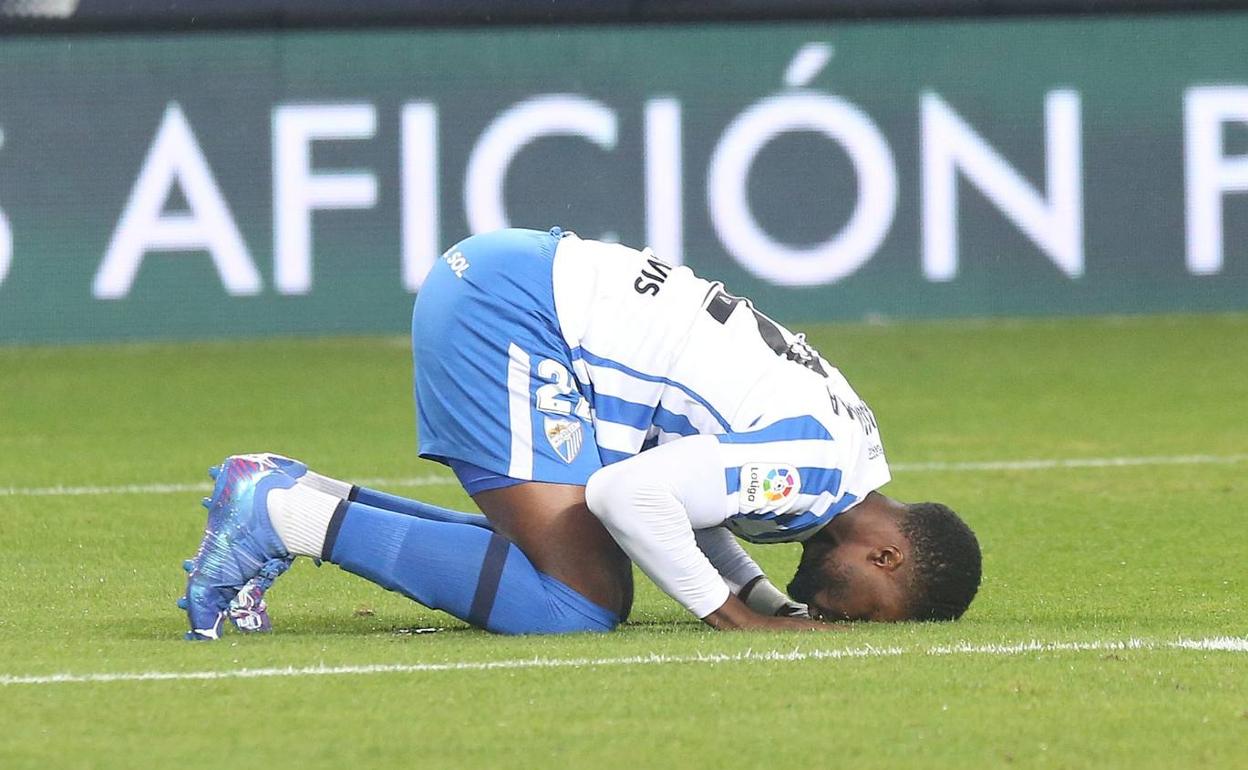 Sekou besa el césped de La Rosaleda tras el gol a Las Palmas 