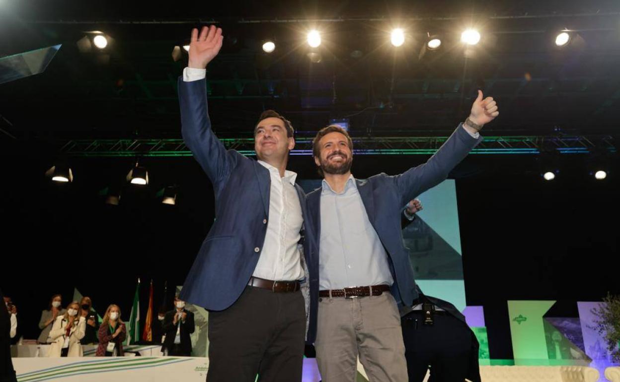 Juanma Moreno y Pablo Casado saludan a los asistentes al congreso.