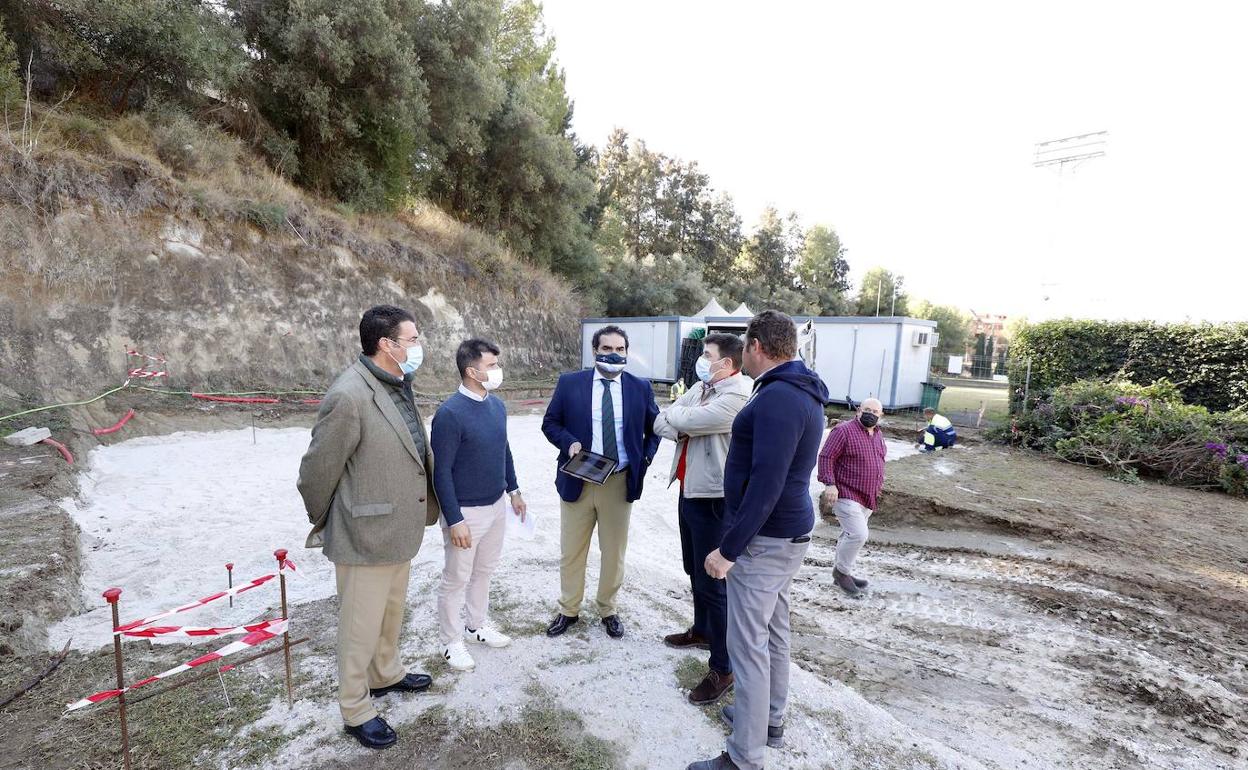Representantes municipales y responsables del Marbella Rugby Club durante la visita a los trabajos. 