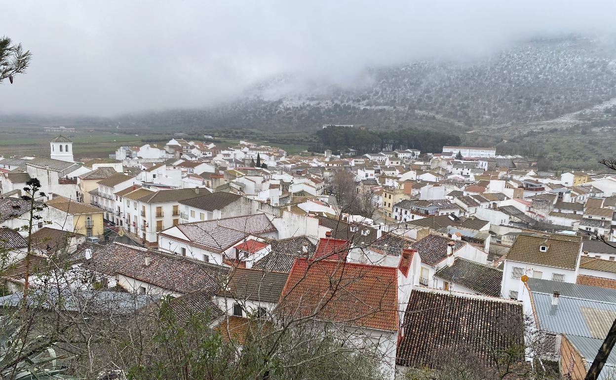 Imagen del casco urbano de Alfarnate durante la última nevada el pasado enero con el temporal Filomena. 