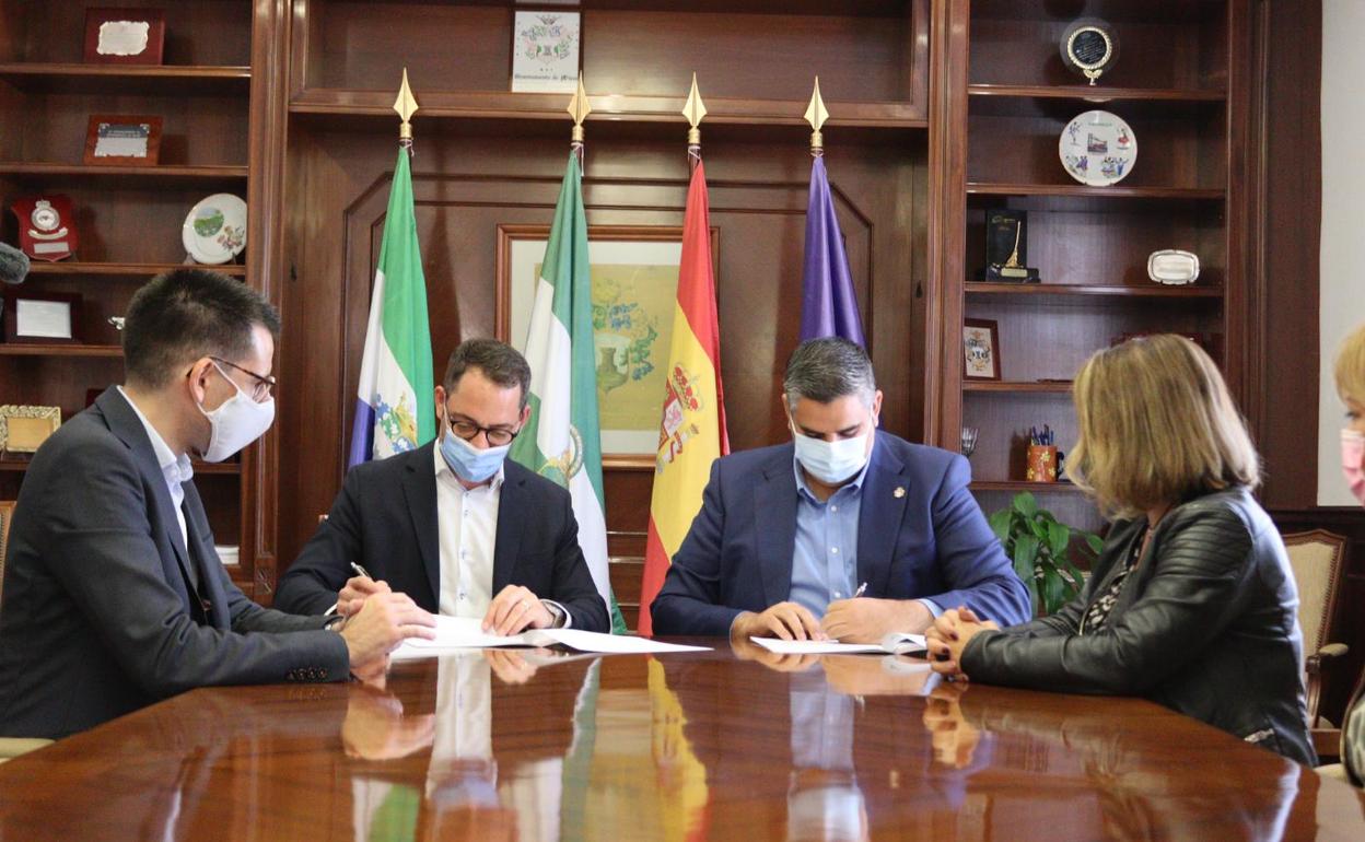 Firma del convenio entre Ayuntamiento y La Zambra.