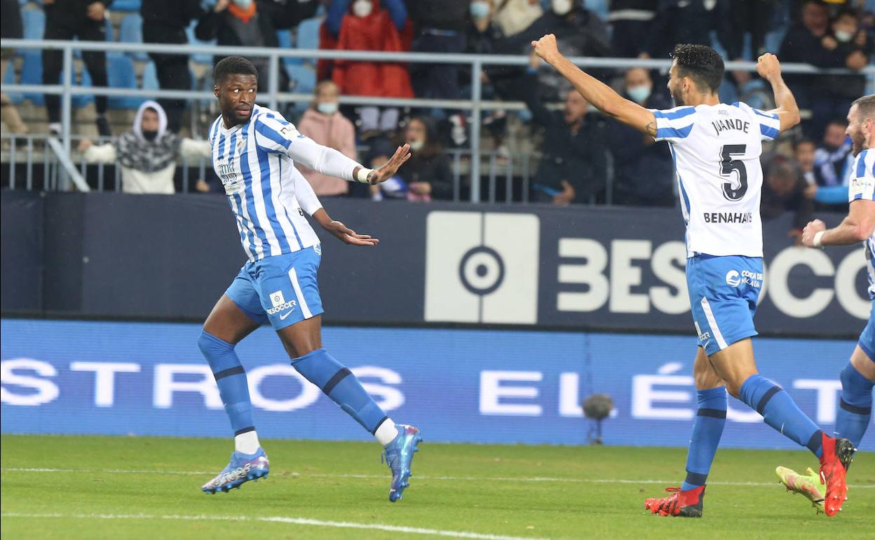 Juande persigue a Sekou tras conseguir este último el segundo gol del Málaga el sábado. 