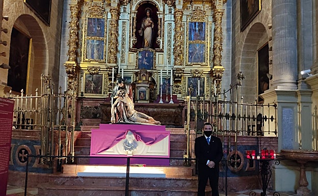 El hermano mayor, delante de la Piedad, durante la estancia de la imagen en la Catedral. 