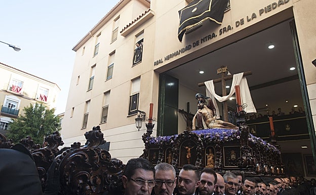 Salida del grupo de la Piedad en la tarde del Viernes Santo. 