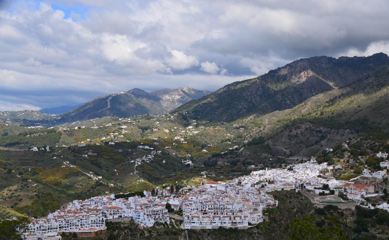 Panorámica del casco urbano de Frigiliana, con parte de la sierra propiedad de la familia De la Torre al fondo. 