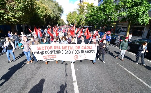 Cabecera de la manifestación de los trabajadores del metal hoy en Cádiz.